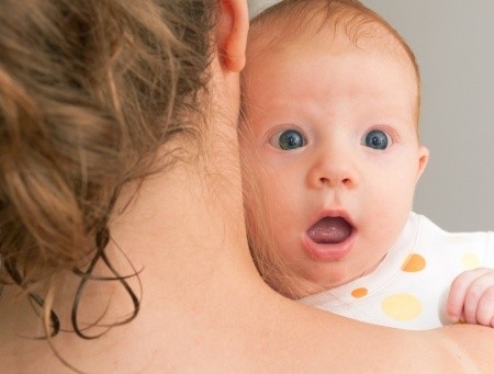 Baby beim Bäuerchen