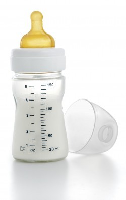 Muttermilch oder Säuglingsmilch stillfreundlich zufüttern