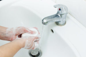 Frau wäscht Händte