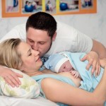 Neugeborenes in Hautkontakt mit der Mutter
