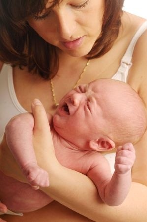Mutter mit schreiendem Baby