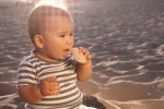 Baby mit Reiswaffeln