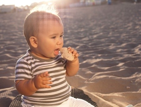 Baby mit Reiswaffeln