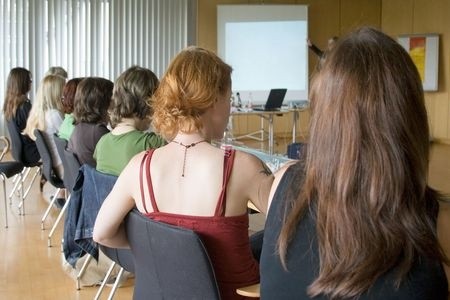 Hebammen sitzen in einer Fortbildung