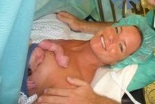 Stillen nach Kaiserschnitt: das Baby liegt an der Brust der Mutter