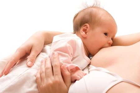 Mutter stillt ihr Baby in einer zurückgelehnten Stillhaltung