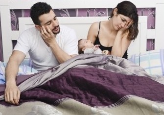 Müde Eltern mit Baby