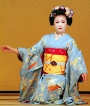 Japanische Frau in Kimono mit zugeschnürter Brust