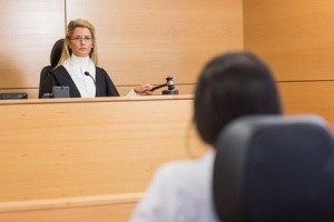 Mutter im Gerichtssaal