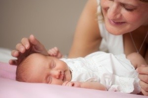 Mutter weckt Neugeborenes