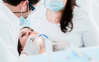 Frau wird vom Zahnarzt behandelt