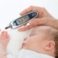 Mutter misst Blutzucker bei einem Baby