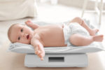 Baby liegt auf einer Waage