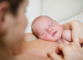 Foto von Mutter und Baby in direktem Haut-zu-Haut-Kontakt