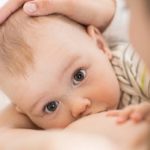 älteres Baby an der Brust