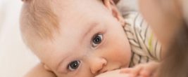 älteres Baby an der Brust