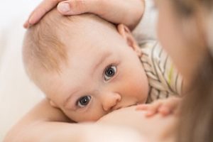 älteres Baby an der Brust
