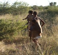 Buschfrauen in der Savanna mit Baby im Tuch
