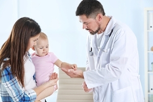 Mutter und Baby beim Kinderarzt