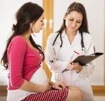 schwangere Frau und Ärztin im Gespräch