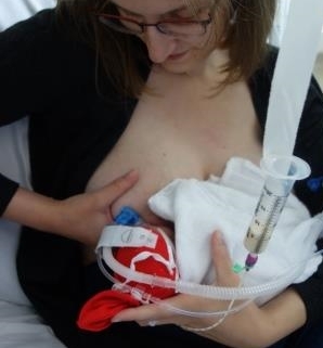 Frühgeborenes Baby an der Brust.