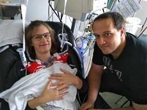 Foto von frühgeborenen Zwillingen mit ihren Eltern in einer Neonatologie