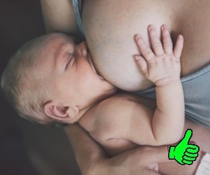 Baby stillt und ist perfekt angelegt.