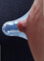 Eine Brustwarze über einem Flaschensauger - die Brustwarze ist viel kleiner