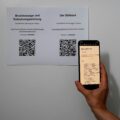Aushang mit QR-Code zu den Premiummodulen “Brustmassage und Kolostrumgewinnung” und “Der Stillstart”, um zu den Videos, ausführlichen Infos und den Übersetzungen zu gelangen.