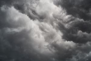 Graue Gewitterwolken