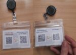 Kitteltaschenanhänger für Kliniken mit 4 QR-Codes auf Vorder- und Rückseite