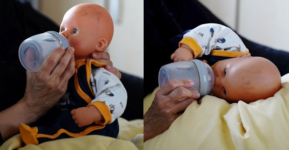 Baby wird einmal im Sitzen und einmal im Liegen mit der Flasche gefüttert